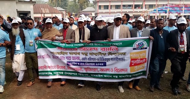 বরিশালে দৃষ্টি প্রতিবন্ধী মোটর মেকানিক পান্নালাল চৌহানকে সাংবাদিকদের আর্থিক সহায়তা