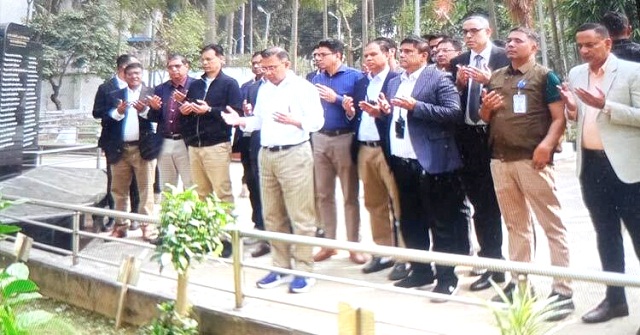  পিলখানায় শহীদ ৫৭ সেনা কর্মকর্তার কবর জিয়ারত তারেক রহমানের