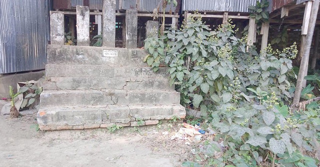 আমতলীতে অযত্ন-অবহেলায় স্কুলের শহীদ মিনার 