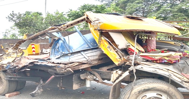 বরিশাল-ঢাকা মহাসড়কে দুই ট্রাকের মুখোমুখি সংঘর্ষ, আহত ২