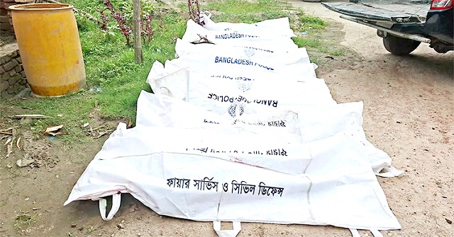 থানা চত্বরে সারি সারি রাখা ১৫ মরদেহ