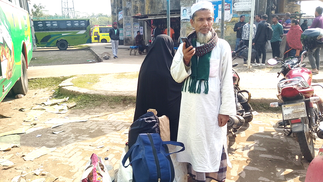 পিরোজপুর বাস কাউন্টারে অপেক্ষার প্রহর গুনছেন যাত্রীরা