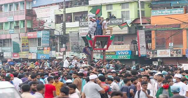 বরিশালে ভারী বৃষ্টি উপেক্ষা করে বিক্ষোভে শামিল হাজারো শিক্ষার্থী