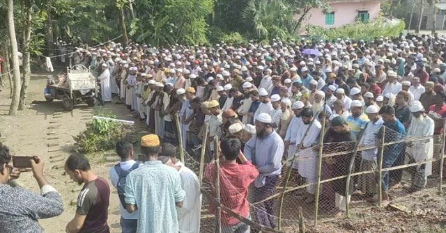  তোফাজ্জলের জানাজায় মানুষের ঢল, বাবা-মায়ের কবরের পাশেই দাফন 