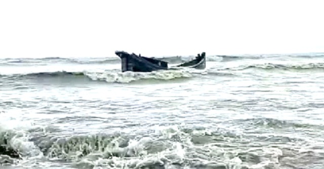 বঙ্গোপসাগরে মাছ ধরার ট্রলার থেকে পড়ে জেলে নিখোঁজ