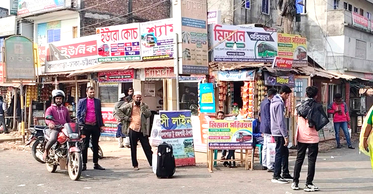 বাস ধর্মঘট: ভোগান্তিতে কুয়াকাটার পর্যটকরা
