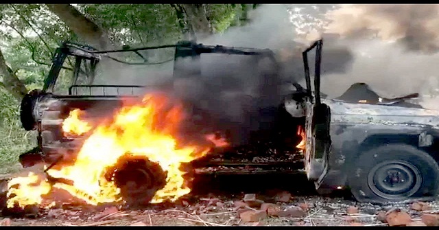 গোপালগঞ্জে সেনাবাহিনীর গাড়িতে আগুন, অস্ত্র ছিনিয়ে নিয়ে মিছিল