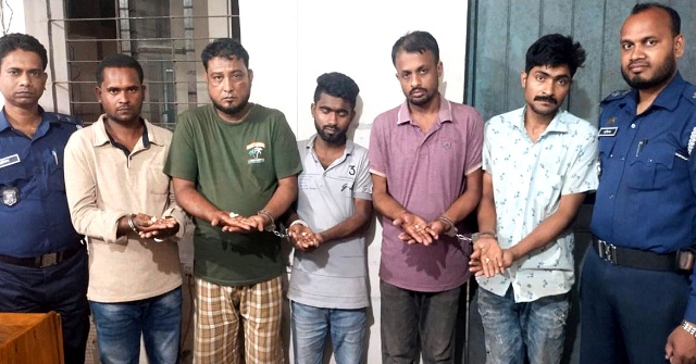 মঠবাড়িয়ায় ইয়াবাসহ গ্রেপ্তার ৫