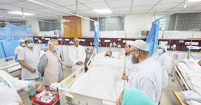 আন্দোলনে আহতদের দেখতে নিউরোসায়েন্সেস হাসপাতালে প্রধান উপদেষ্টা