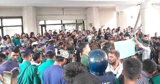 সচিবালয়ে ঢুকে পড়া শিক্ষার্থীদের লাঠিপেটা, আটক অর্ধশতাধিক
