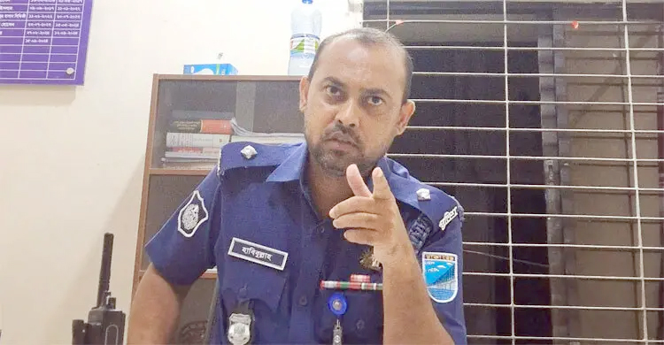 ‘পুলিশ হয়ে গেছে এখন বানরের মতো, খাঁচায় বন্দি করে নাচাচ্ছে আমাদের’