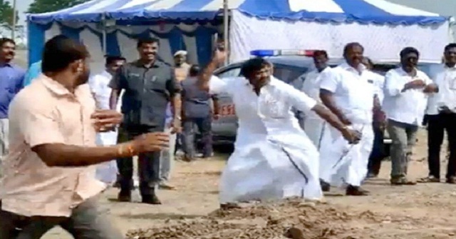বরিশালে বেকার শ্রমিকদের আর্থিক সহায়তা প্রদান
