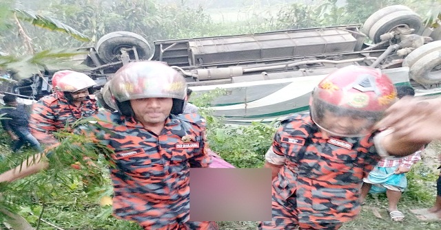 গৌরনদীতে যাত্রীবাহী বাস উল্টে খাদে, নারী নিহত