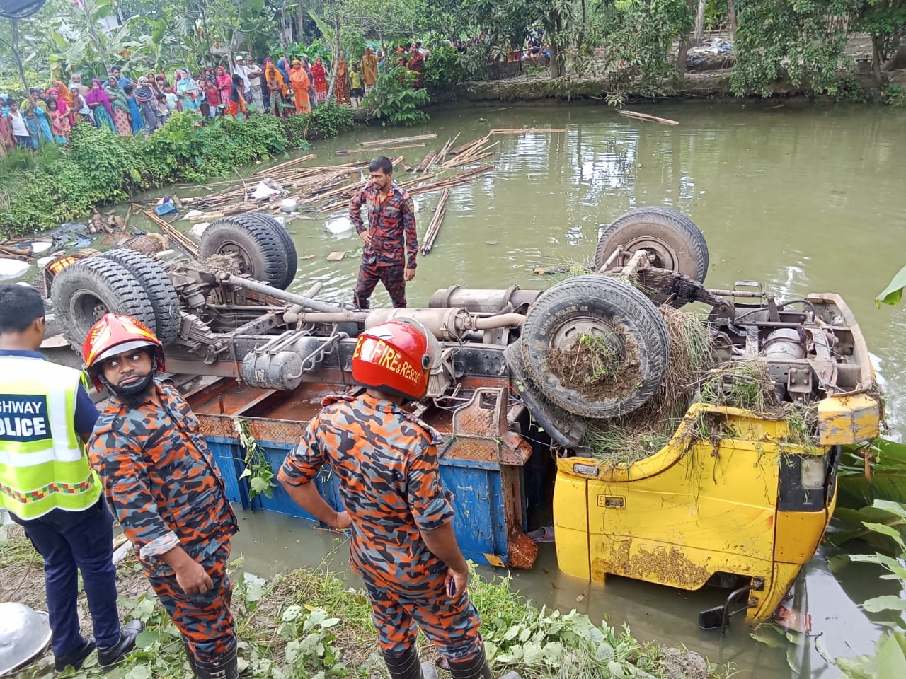 উজিরপুরে নিয়ন্ত্রণ হারিয়ে পুকুরে ট্রাক, ২ বেদে নারীর মৃ*ত্যু