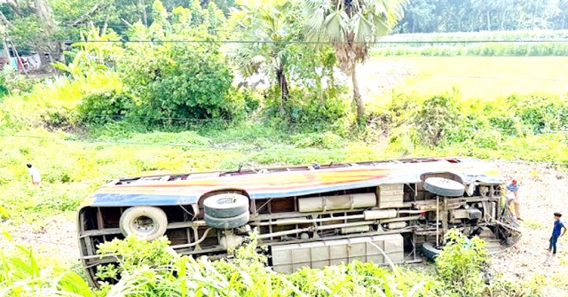 ভাঙ্গা-বরিশাল মহাসড়কে বাস খাদে, নিহত ২