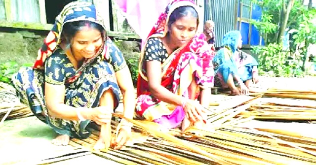 লালমোহনে হোগলা পাতার বুননে সংগ্রামী নারীদের স্বাবলম্বী হওয়ার গল্প