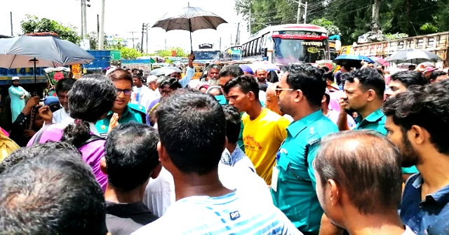 টেক্সটাইল কারখানা খোলার দাবিতে মহাসড়ক অবরোধ