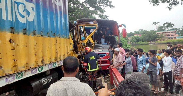 গৌরনদীতে কাভার্ডভ্যান ও ট্রাকের মুখোমুখি সংঘর্ষে আহত ১০