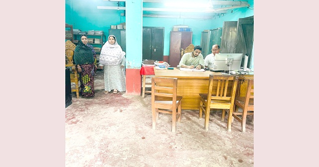 কর্মস্থলে অনুপস্থিত, বরিশাল ভূমি অফিসের দুই কর্মচারী স্ট্যান্ড রিলিজ
