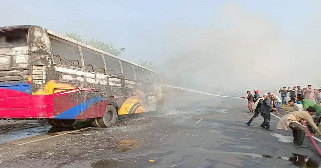 পদ্মা সেতুর এক্সপ্রেসওয়েতে ‘বরিশাল এক্সপ্রেস’ নামে বাসে আগুন
