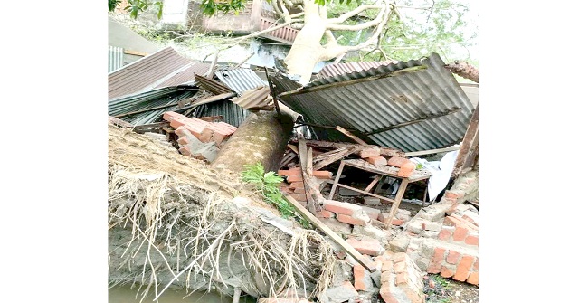ঘূর্ণিঝড় রেমালের তাণ্ডবে ক্ষতিগ্রস্ত আমতলীর ১১০ শিক্ষাপ্রতিষ্ঠান 