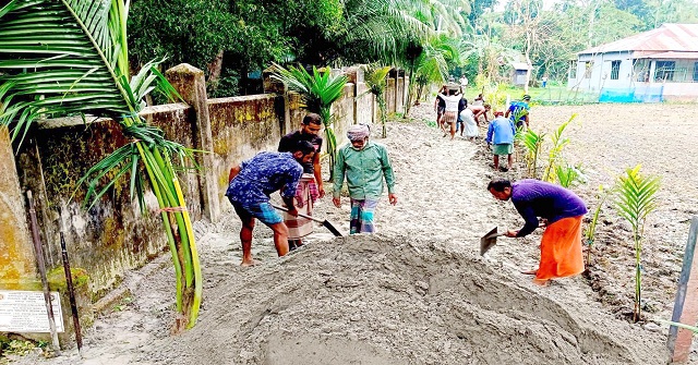 স্বেচ্ছাশ্রমে রাস্তা নির্মাণ