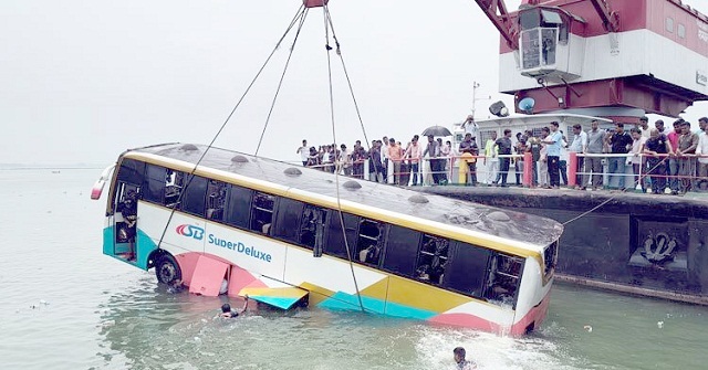 দৌলতদিয়ায় ফেরি থেকে পড়ে যাওয়া বাস উদ্ধার