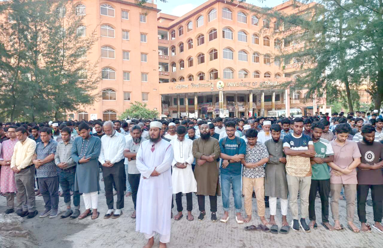 সড়ক দুর্ঘটনায় নিহত ববি শিক্ষার্থী আরাফাতের গায়েবানা জানাজা শেষে ফের মহাসড়ক অবরোধ