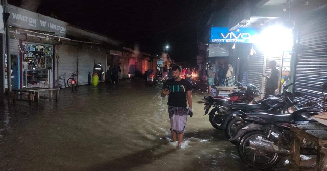 মনপুরায় উপকূলের সর্বত্র ৫-৭ ফুট জোয়ারে প্লাবিত