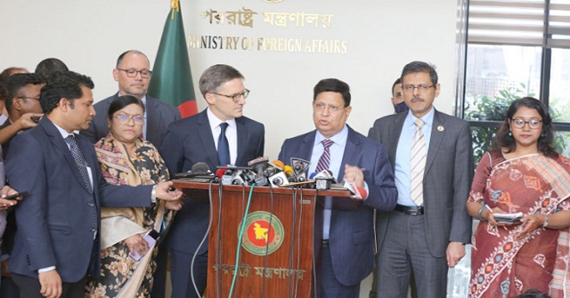 বরিশালে গুলিতে সিটি মেয়রসহ আহত ৩৫ : পুলিশ-আ'লীগ দফায় দফায় সংঘর্ষ