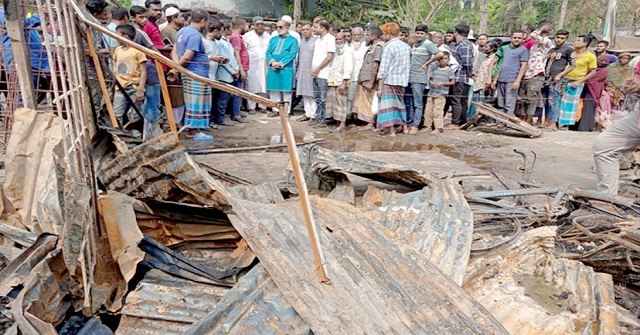পিরোজপুরে ৫ দোকান ও ল চেম্বার আগুনে পুড়ে ছাই