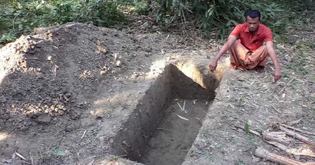 কবর খুঁড়ে আত্মহত্যার হুমকি!