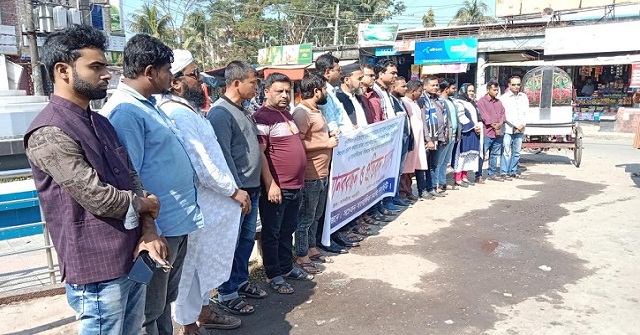 বরিশালের ৬ সাংবাদিকের মামলা প্রত্যাহারের দাবিতে মানববন্ধন