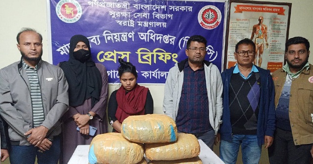 বরিশালে যাত্রীবাহী বাস থেকে ১০ কেজি গাঁজাসহ নারী আটক
