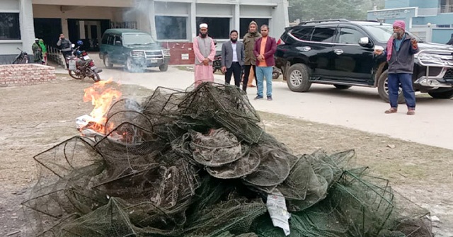 আগৈলঝাড়ায় অবৈধ চায়না দুয়ারি জাল জব্দ