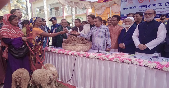 স্বরূপকাঠিতে দরিদ্রদের মাঝে হাঁস-মুরগি বিতরণ