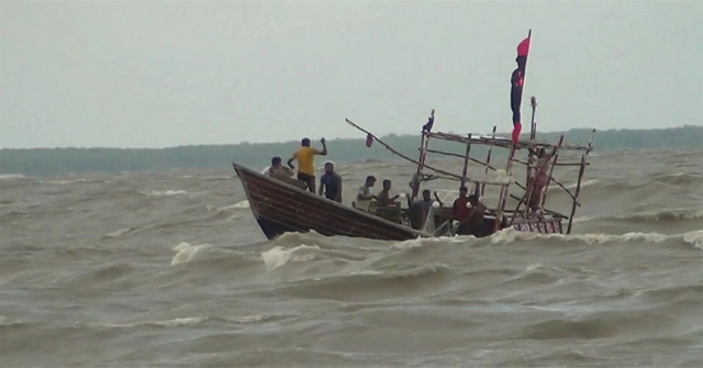 বঙ্গোপসাগরে ট্রলার ডুবি, নিখোঁজ ২০ ট্রলারসহ ২০০ জেলে