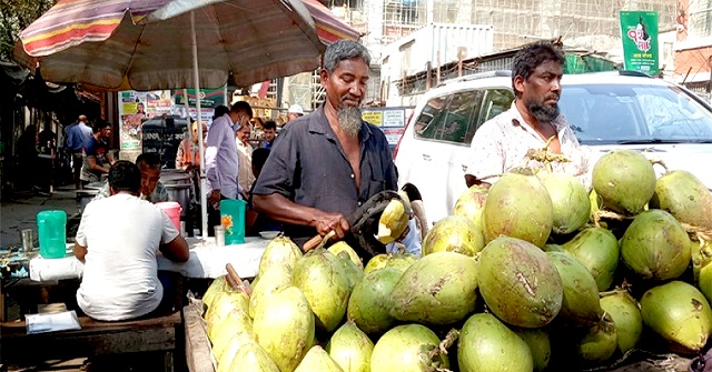 ডাবের পানিতে তৃষ্ণা মেটাতে শত টাকা খরচ