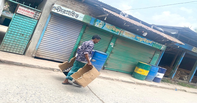 জ্বালানি সংকটের মধ্যেই মঠবাড়িয়ায় চড়া দামে তেল বিক্রি 