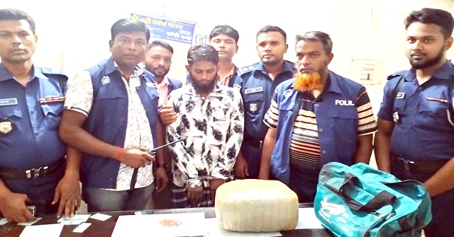 গৌরনদীতে চার কেজি গাঁজাসহ মাদক ব্যবসায়ি গ্রেপ্তার