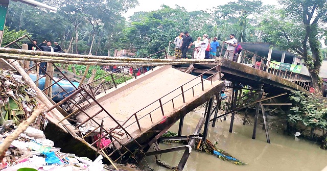 ইন্দুরকানীতে সেতু ভেঙ্গে খালে জন ভোগান্তি চরমে