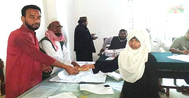 দুমকিতে শিক্ষার্থীদের মাঝে অনুদান বিতরণ