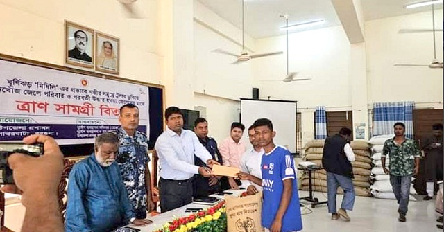 নিখোঁজ ২৫ ও উদ্ধার হওয়া জেলেদের সহায়তা