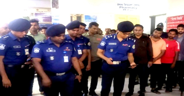 বাস দুর্ঘটনায় হতাহতদের দেখতে হাসপাতালে ডিআইজি