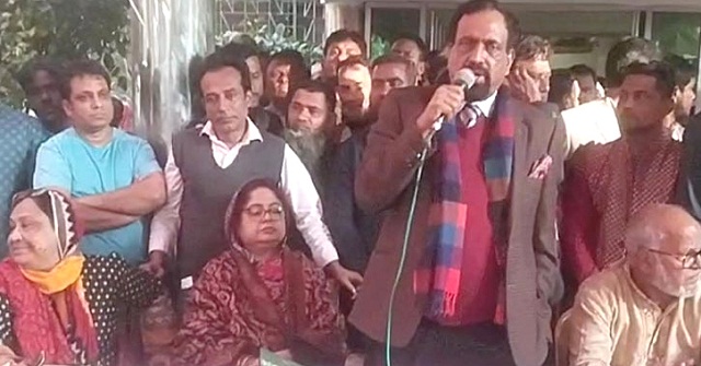 প্রার্থী হয়েও স্ত্রীর জন্য ভোট চাইলেন রুহুল আমিন 