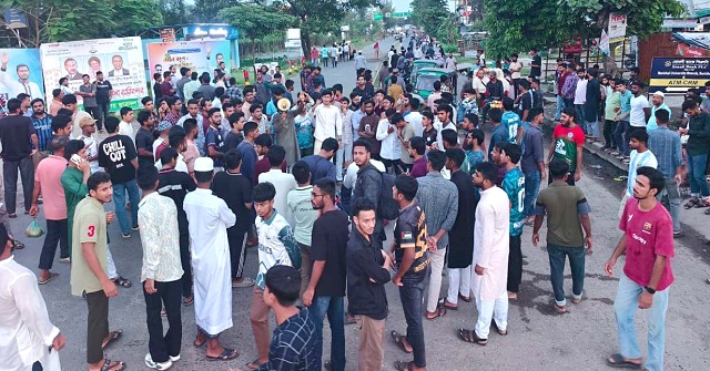 প্রশাসনের আশ্বাসে তিনঘণ্টা পর সড়ক অবরোধ প্রত্যাহার