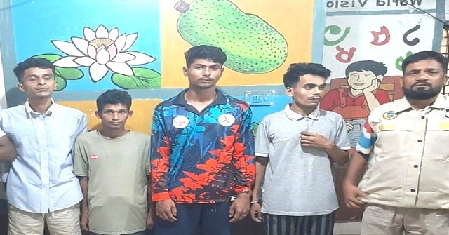 বরিশালে ছাত্রীদের উত্ত্যক্ত: ৪ বখাটে আটক