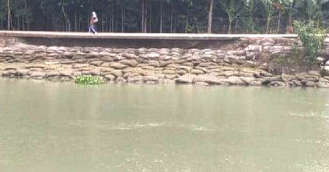 দুমকীতে এক বছরের মাথায় হুমকিতে রাস্তা 