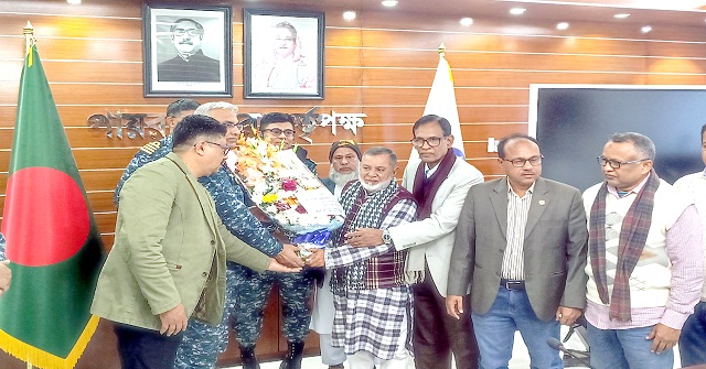 পায়রা বন্দরের নতুন চেয়ারম্যানকে ফুলেল শুভেচ্ছা  