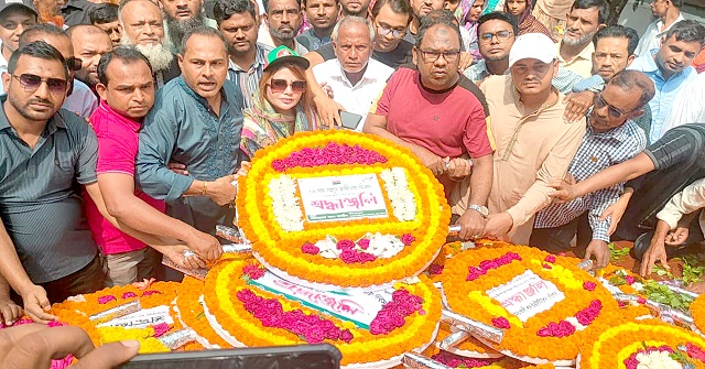 স্বাধীনতা দিবসে শহীদ স্মৃতিস্তম্ভে শ্রদ্ধা জানালেন বিএনপি নেত্রী নাসরীন